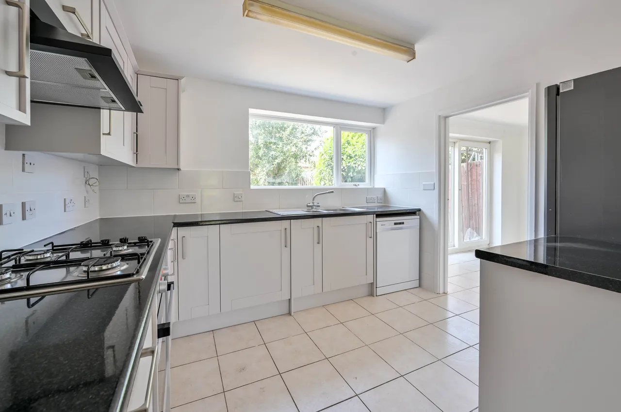 28 Willow Way, Woking, photo 7
