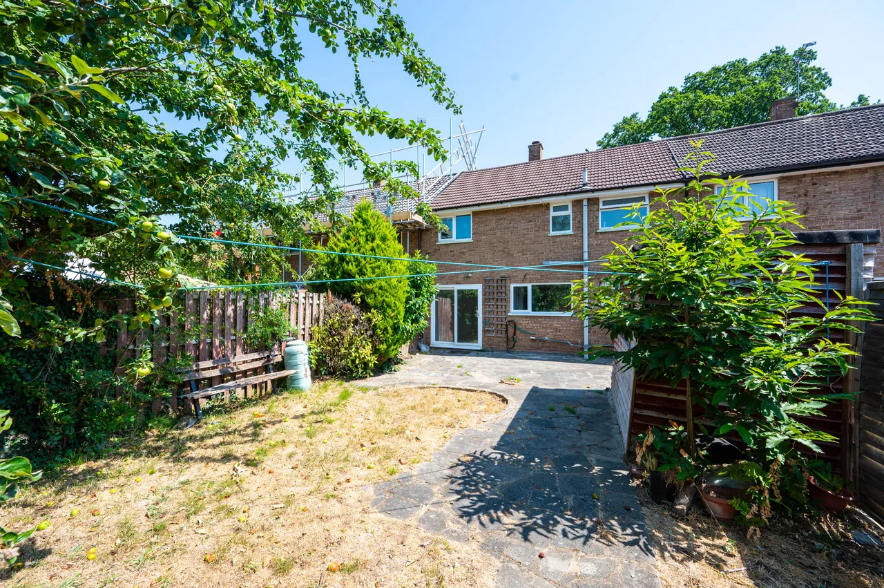 28 Willow Way, Woking, photo 4