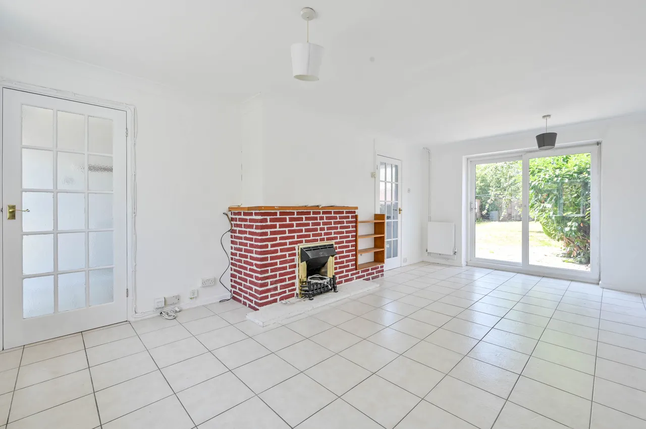 28 Willow Way, Woking, photo 2