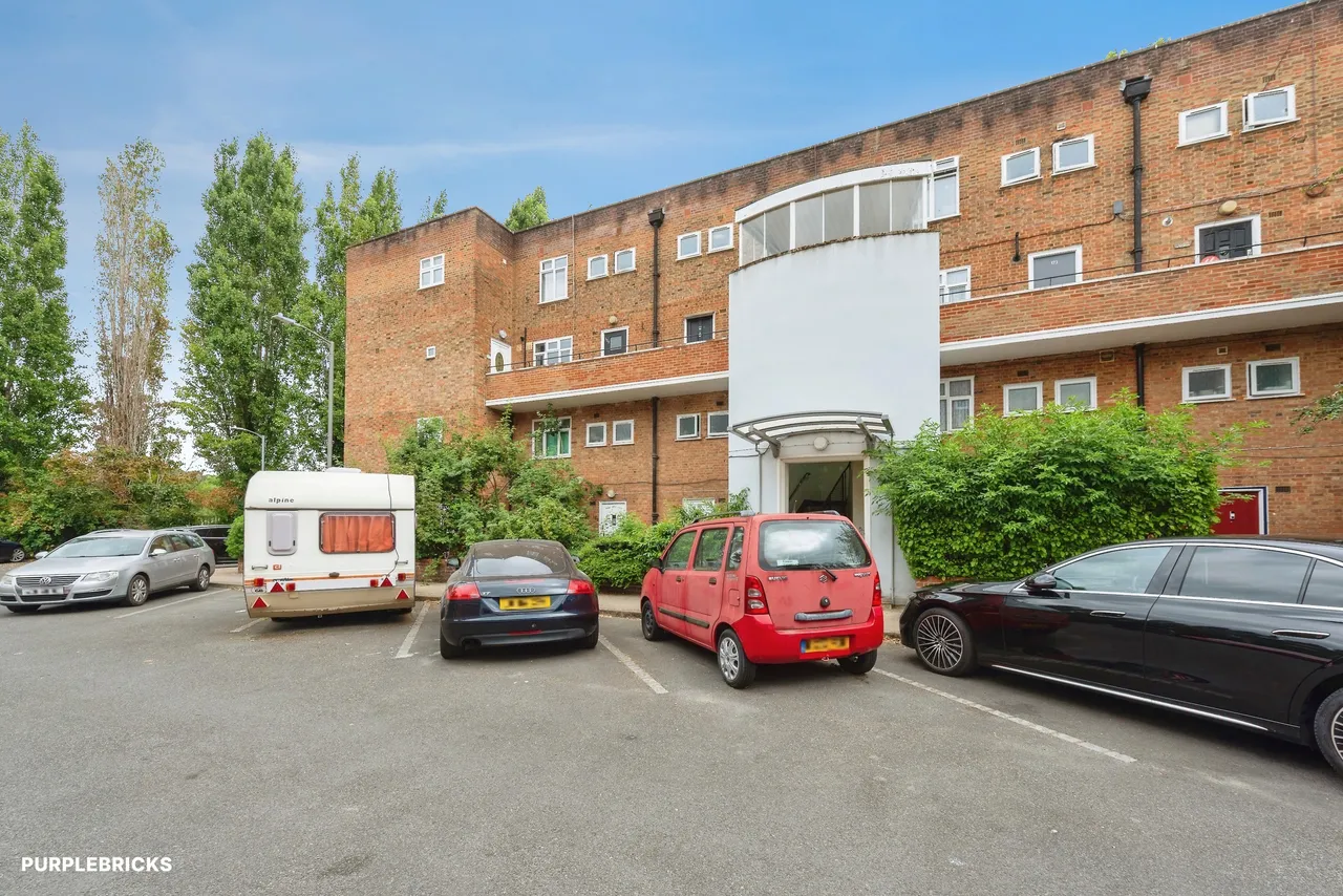 3 bed flat for sale, Frensham Drive, Putney, SW15