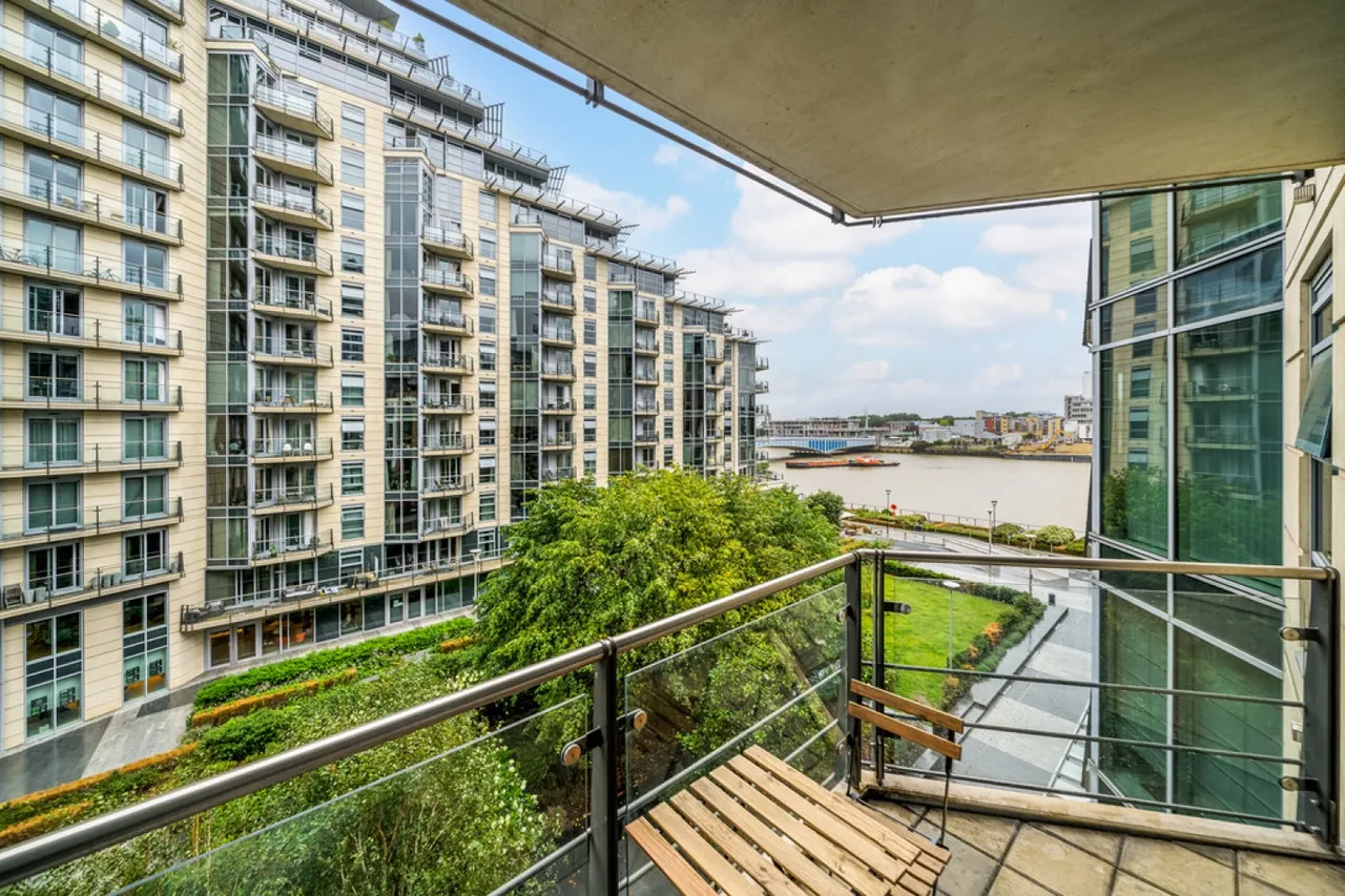 2 bed flat for sale — Commodore House, Battersea Reach