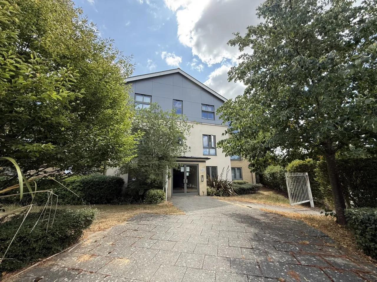 2 bed flat to rent, Circular Road East, CO2
