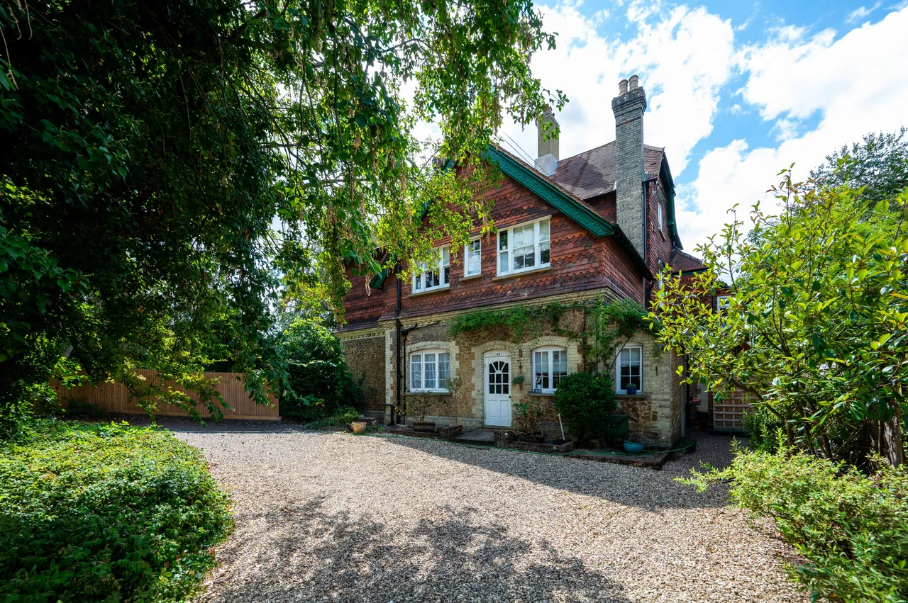 4 bed flat for sale — Flat 1 Eastfields, 20 Lower Edgeborough Road, Guildford