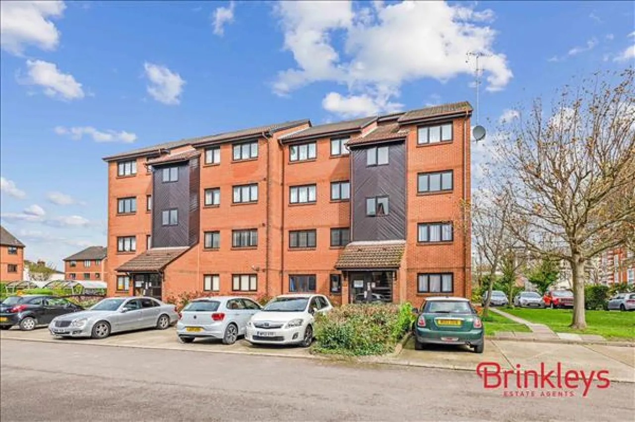 2 bed property to rent, Cross Road, Wimbledon