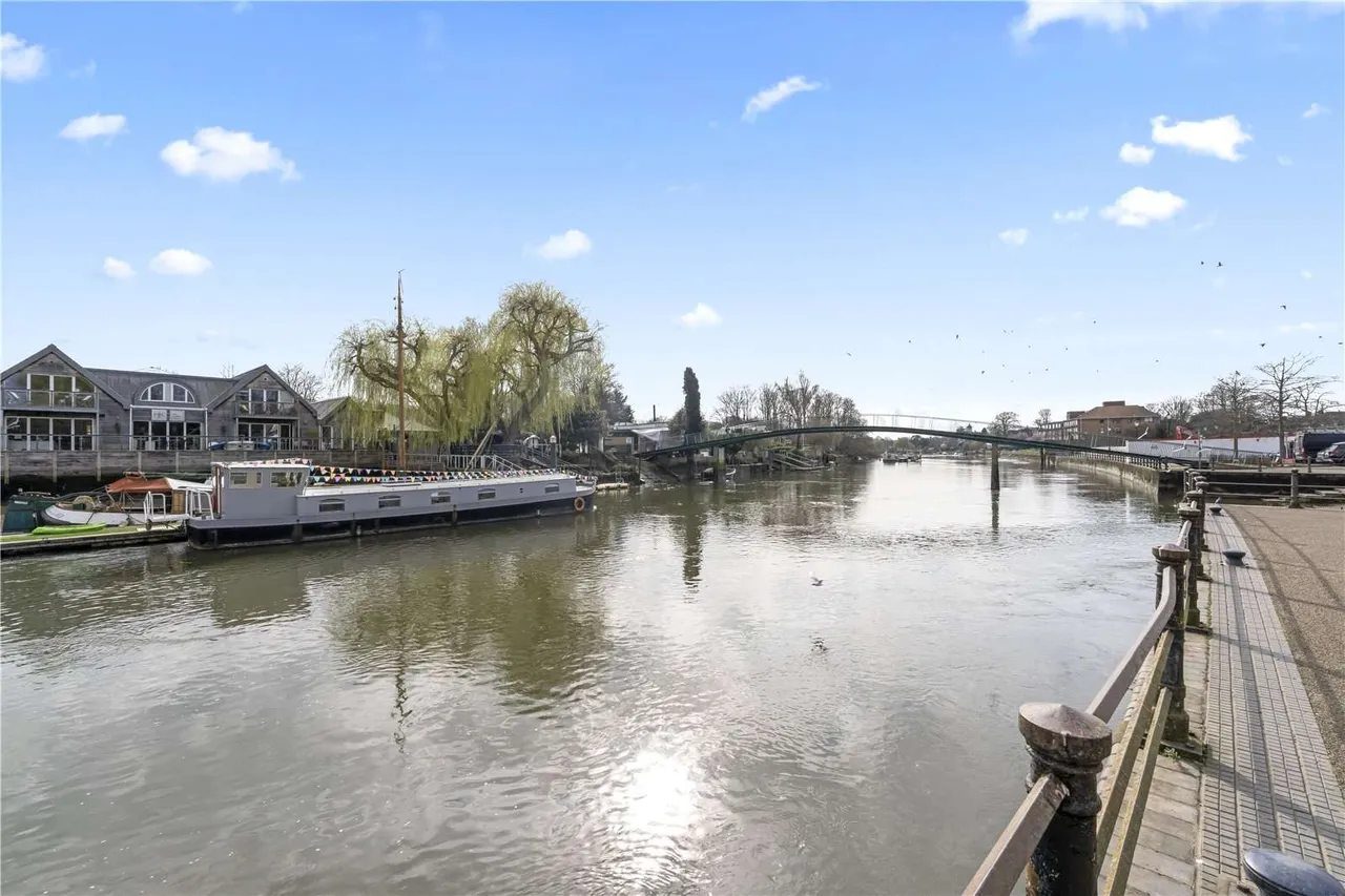 Bell Lane, Twickenham, United Kingdom, TW1 3NU, photo 9