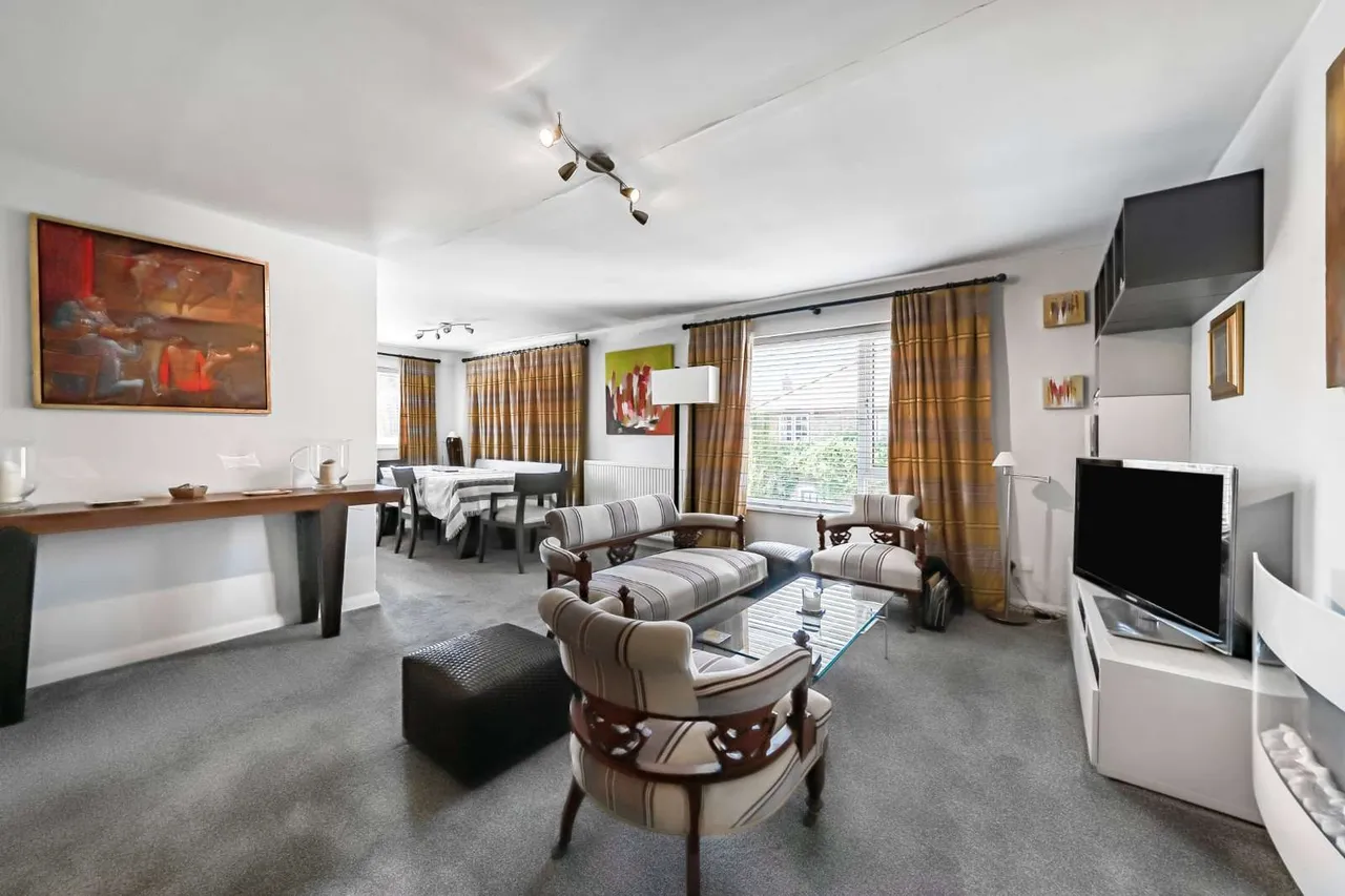 Bell Lane, Twickenham, United Kingdom, TW1 3NU, photo 2