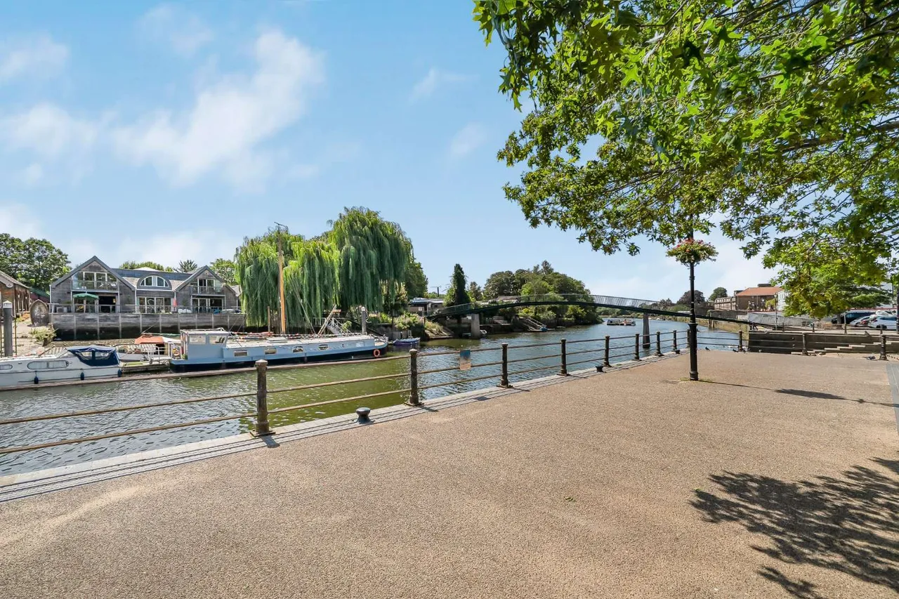 Bell Lane, Twickenham, United Kingdom, TW1 3NU, photo 10