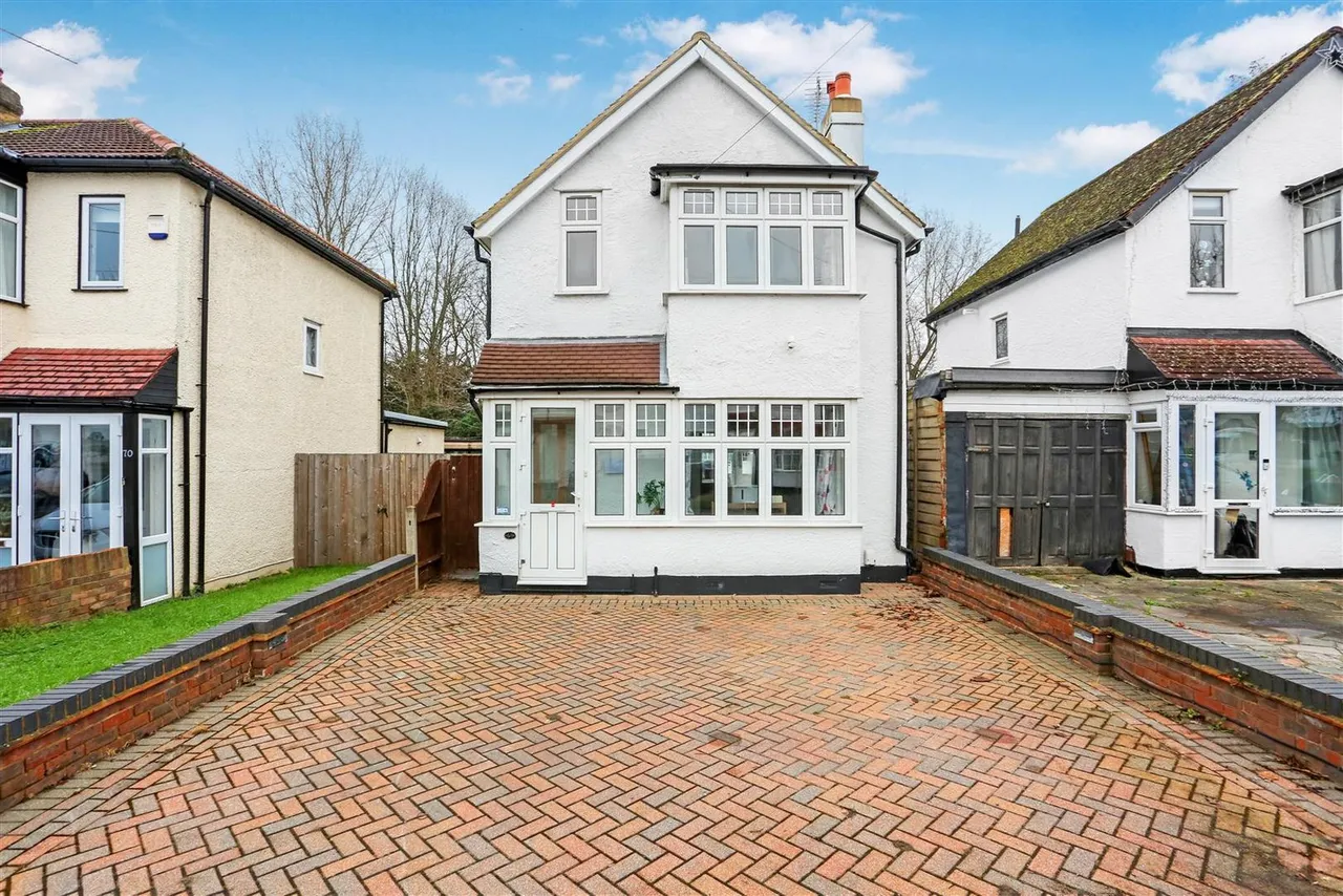 2 bed house for sale, Hamilton Avenue, Cheam, SM3