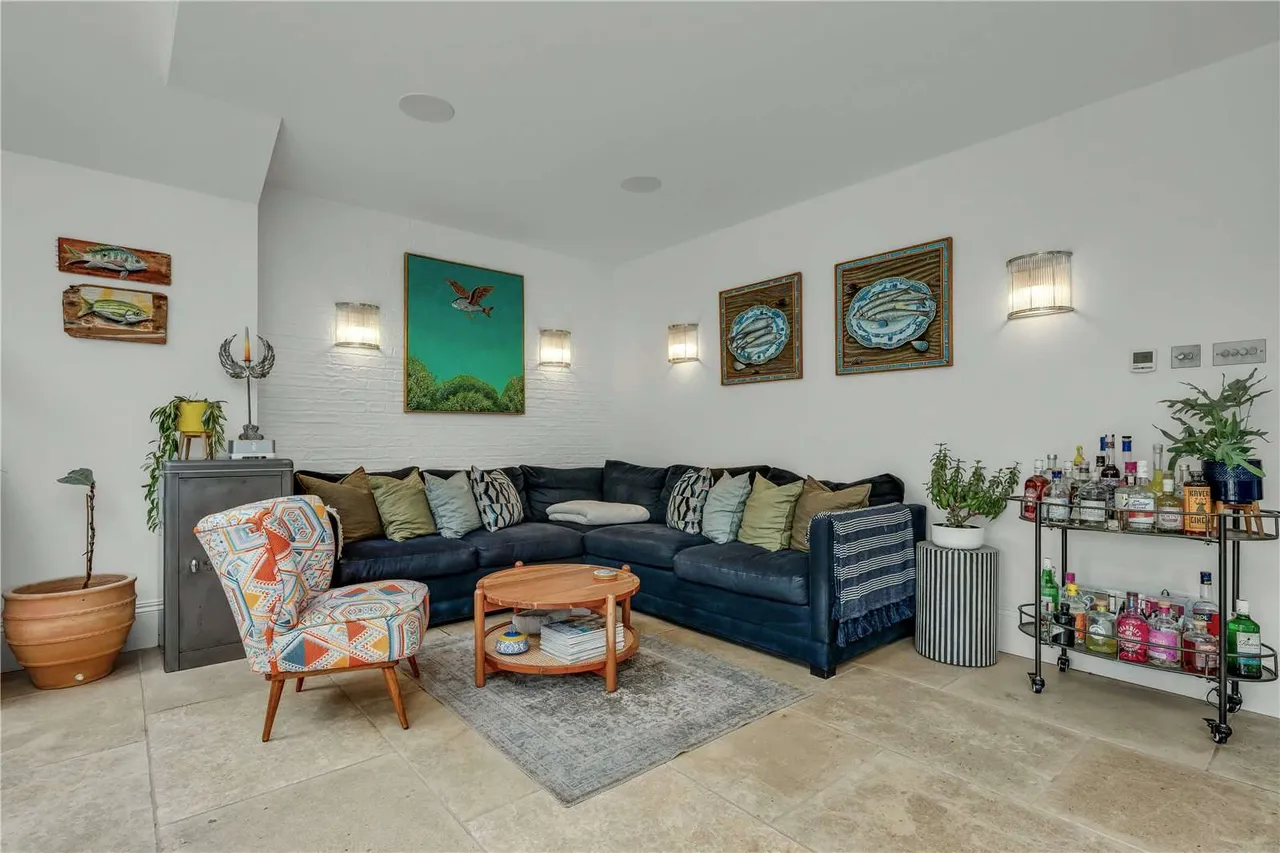 Pemberton Road, East Molesey, Surrey, KT8 9LH, photo 6