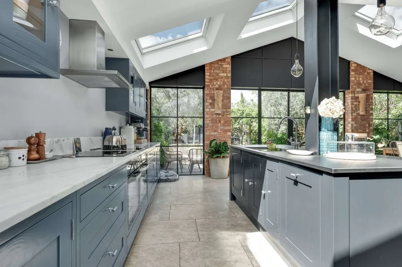 Pemberton Road, East Molesey, Surrey, KT8 9LH, photo 4