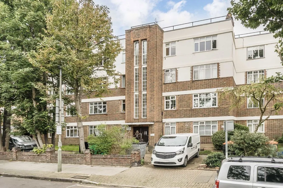 2 bed property to rent, Balham High Road, SW17