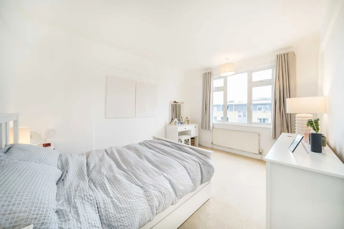 Balham High Road, SW17, photo 4