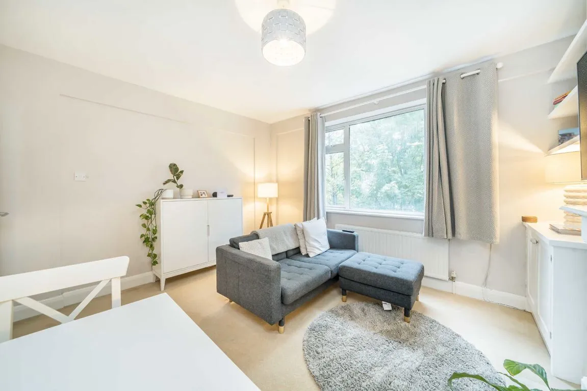 Balham High Road, SW17, photo 2