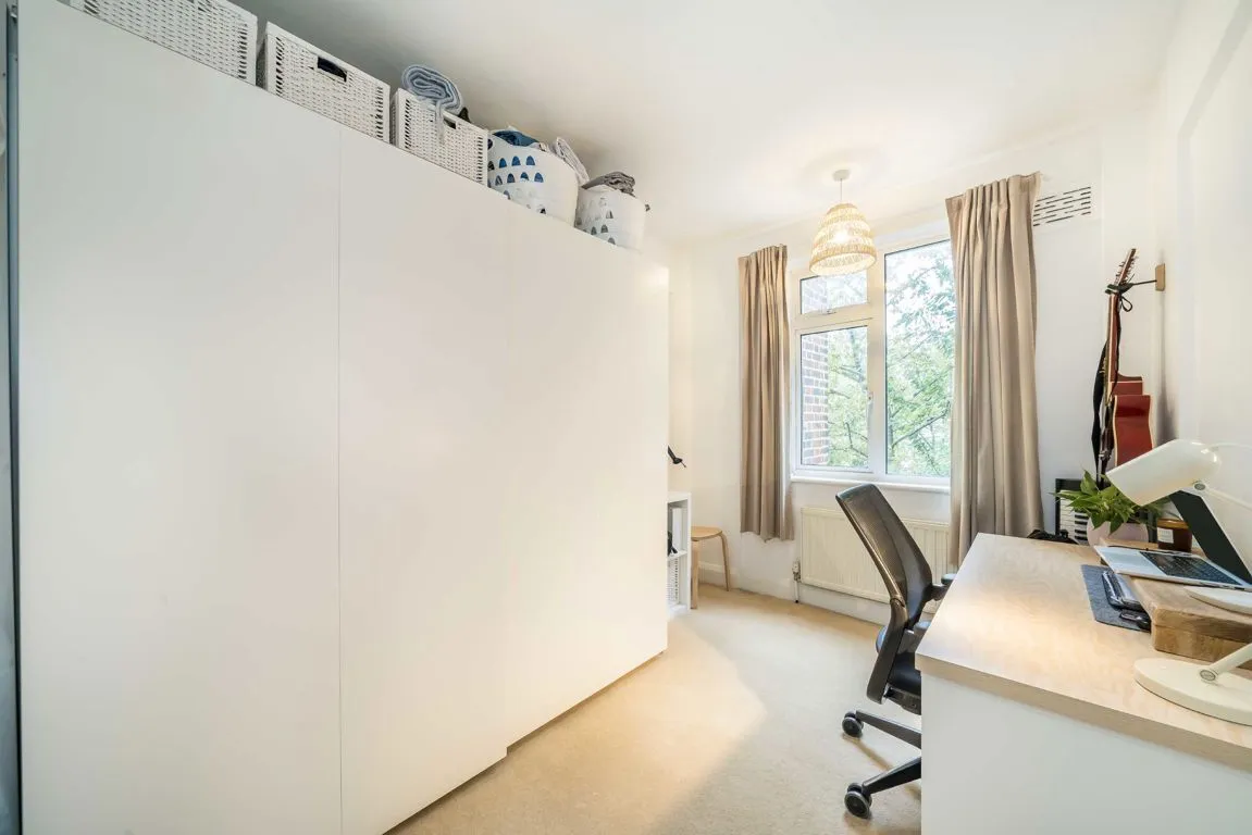 Balham High Road, SW17, photo 5