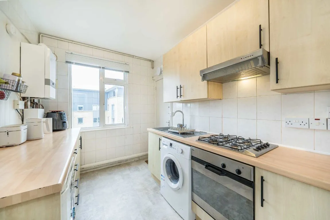 Balham High Road, SW17, photo 3