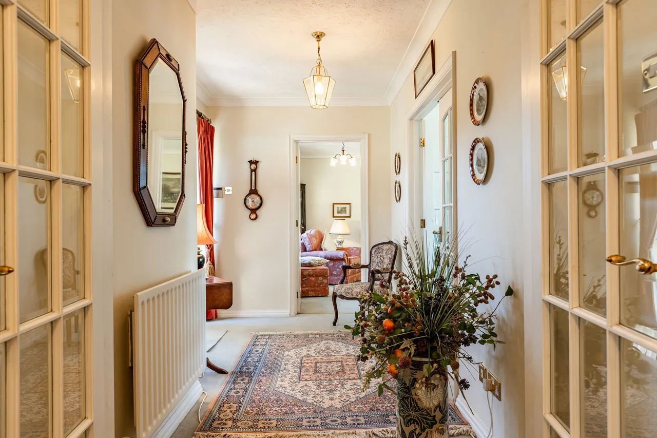 Three Bedroom Detached Bungalow with, photo 10