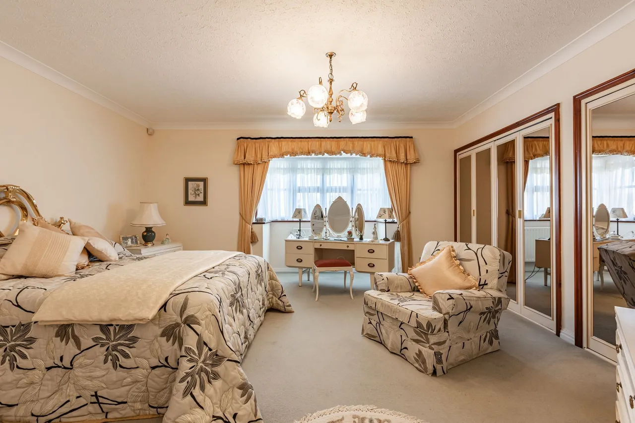 Three Bedroom Detached Bungalow with, photo 11