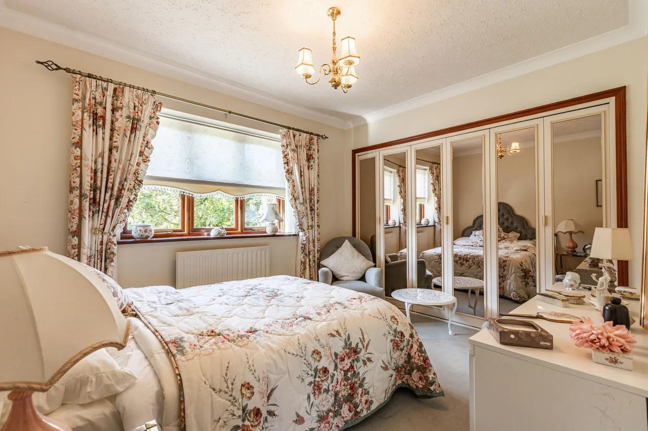 Three Bedroom Detached Bungalow with, photo 13