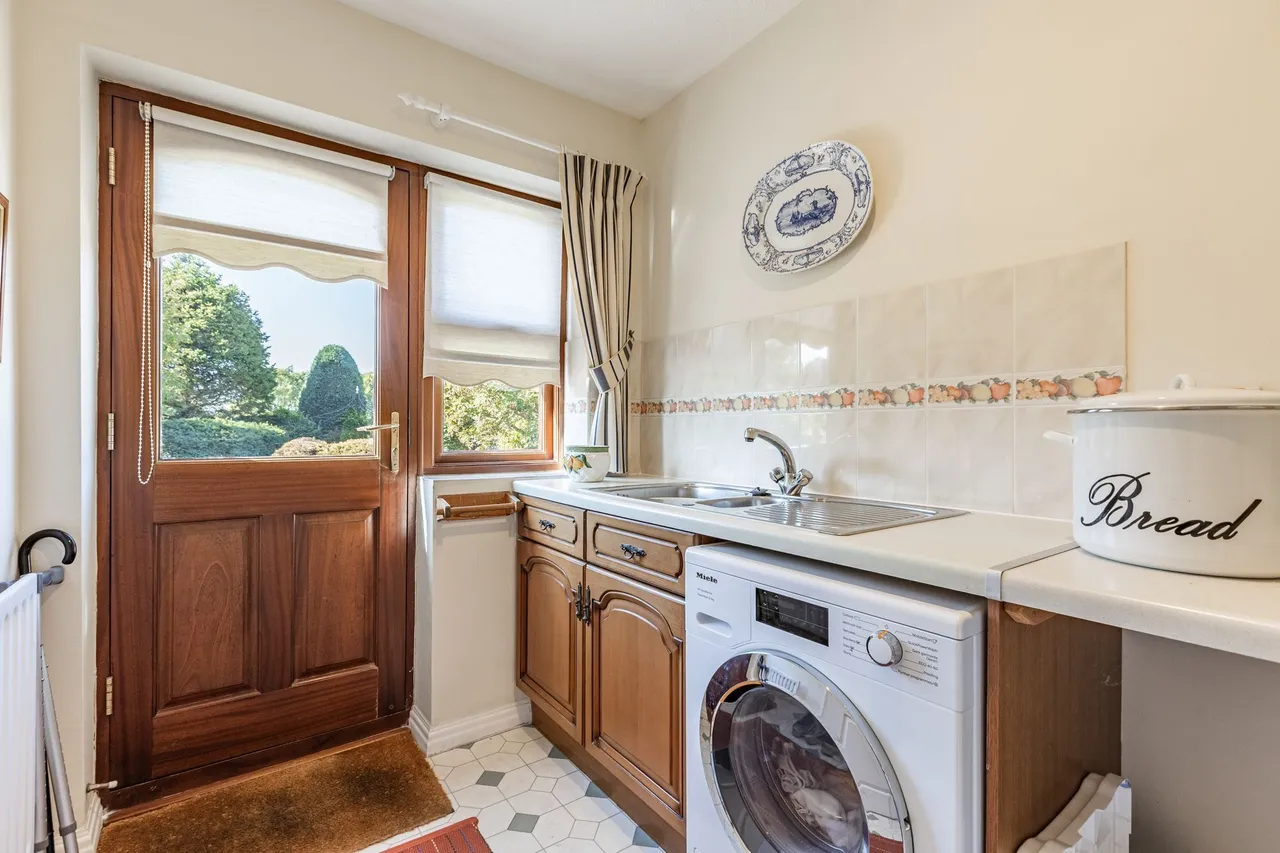 Three Bedroom Detached Bungalow with, photo 9