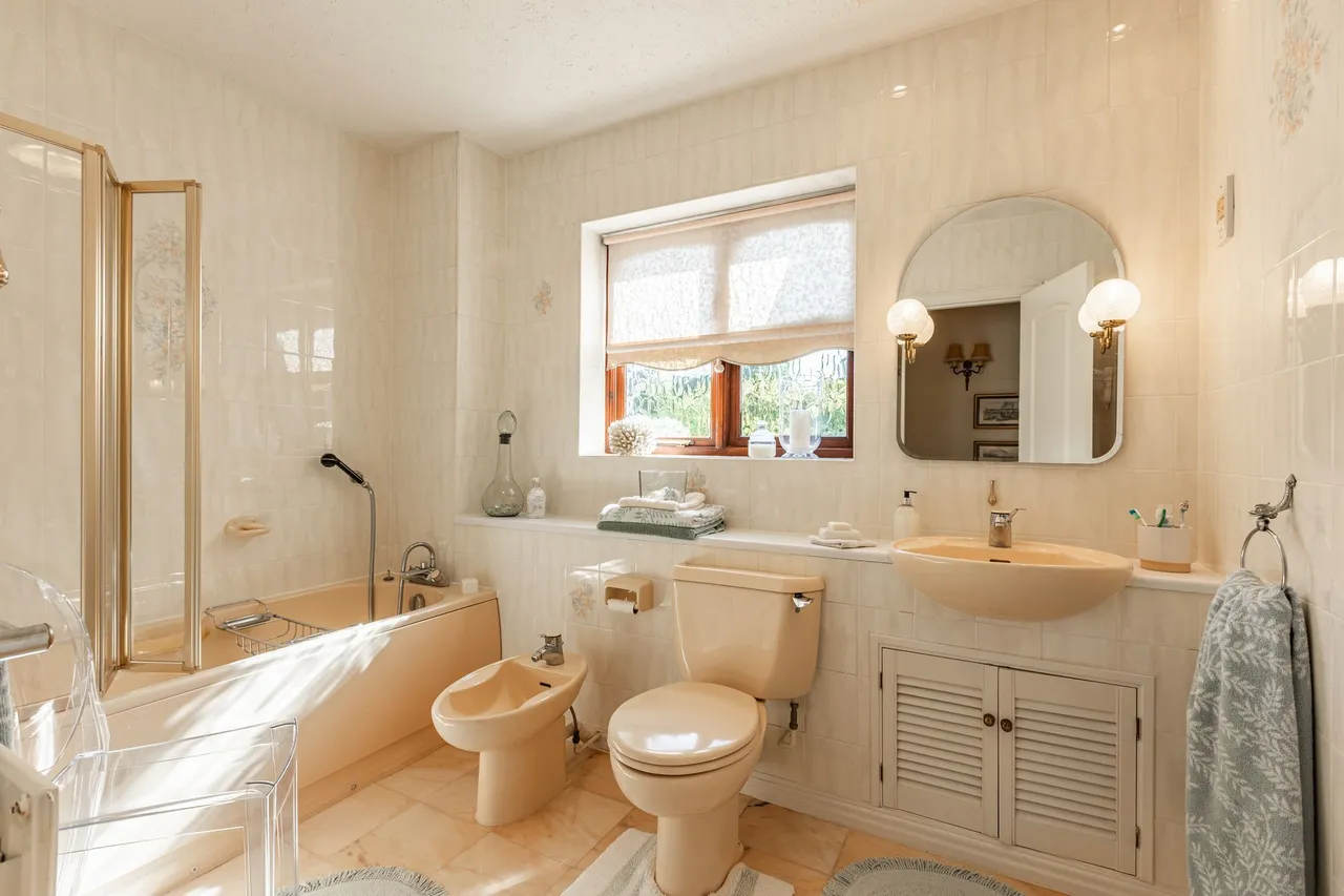 Three Bedroom Detached Bungalow with, photo 15
