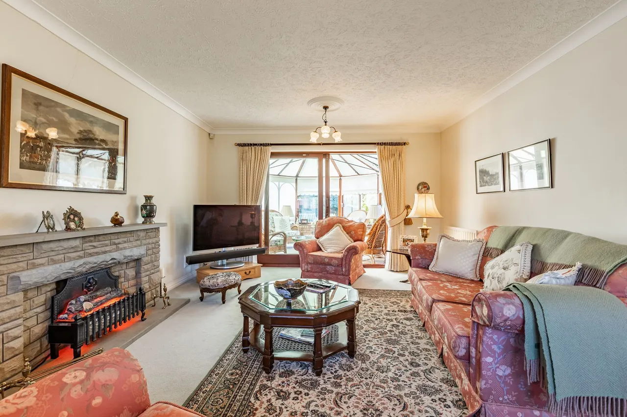 Three Bedroom Detached Bungalow with, photo 3