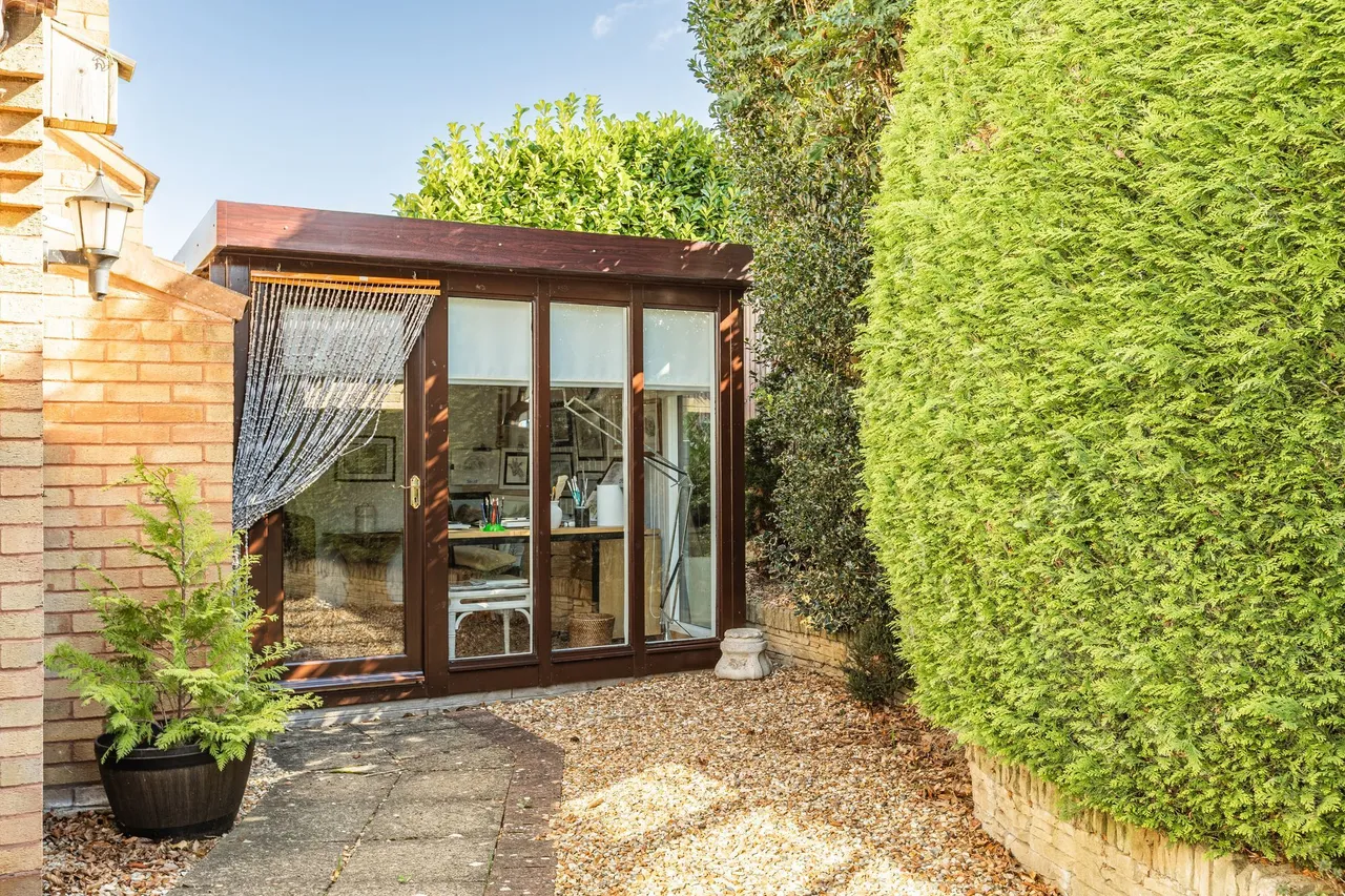 Three Bedroom Detached Bungalow with, photo 17