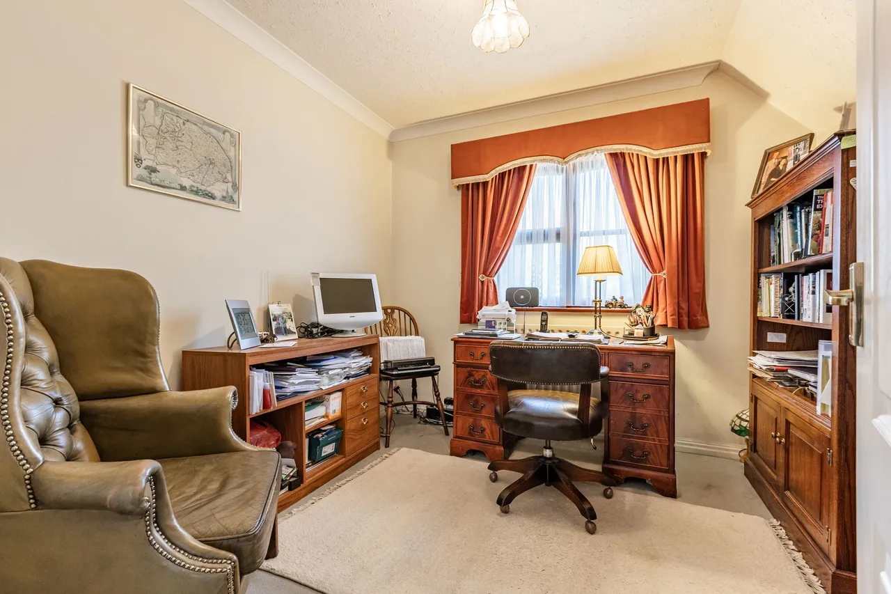 Three Bedroom Detached Bungalow with, photo 14