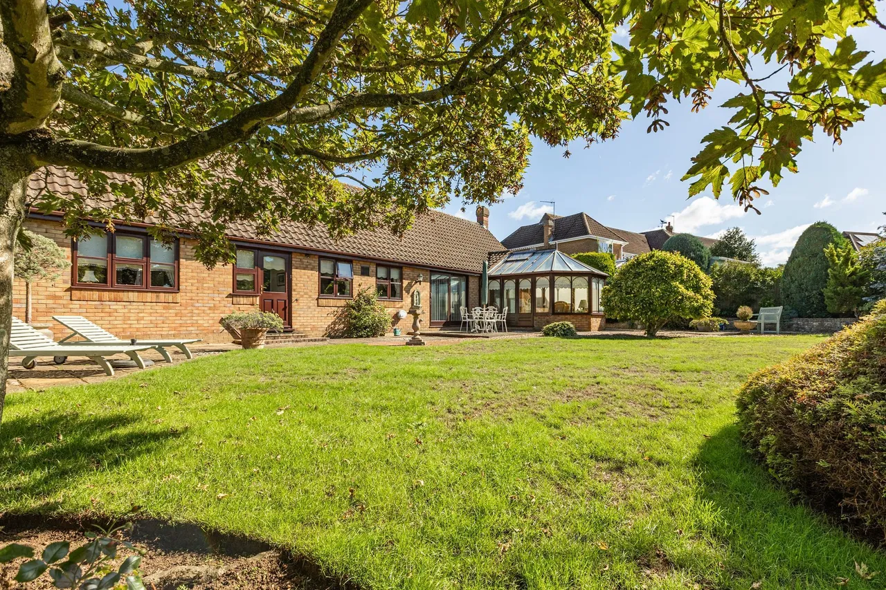Three Bedroom Detached Bungalow with, photo 4