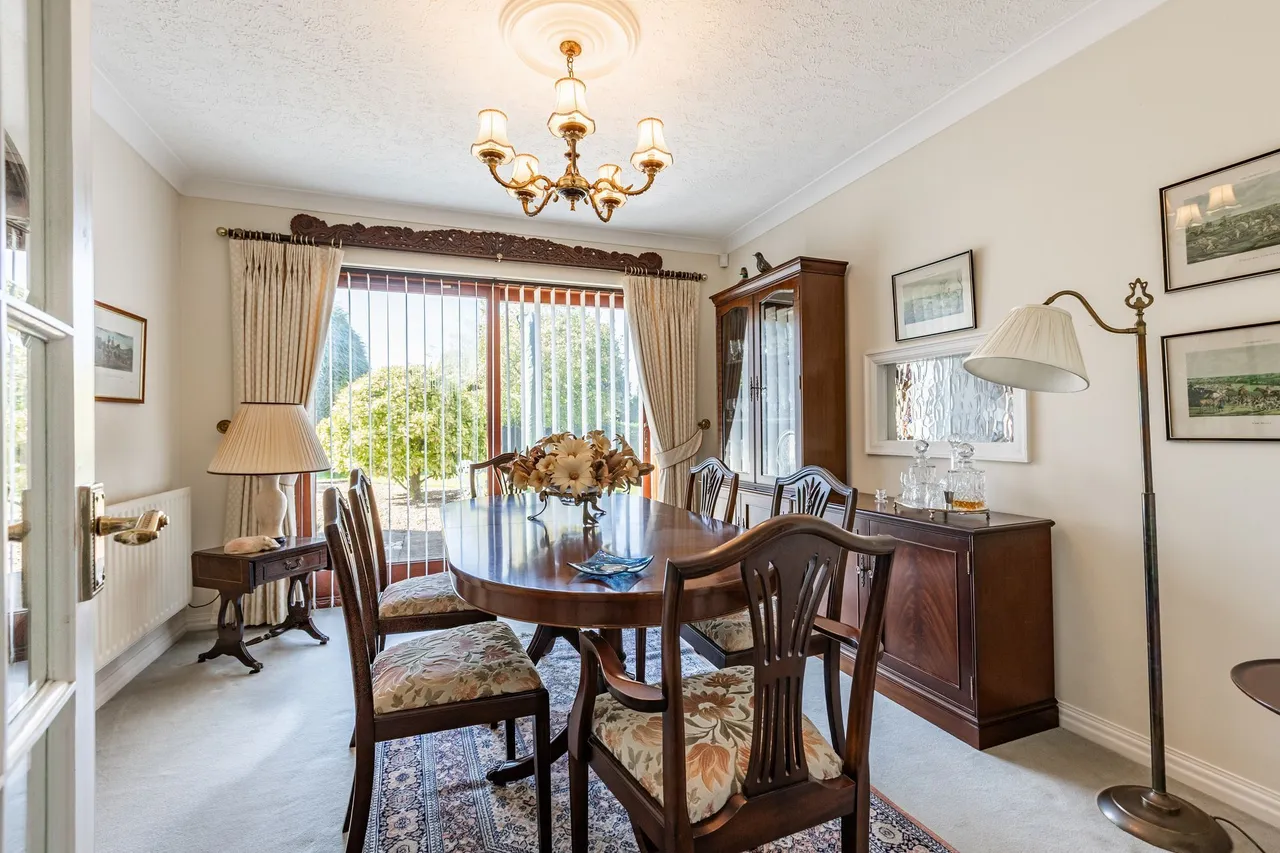 Three Bedroom Detached Bungalow with, photo 6