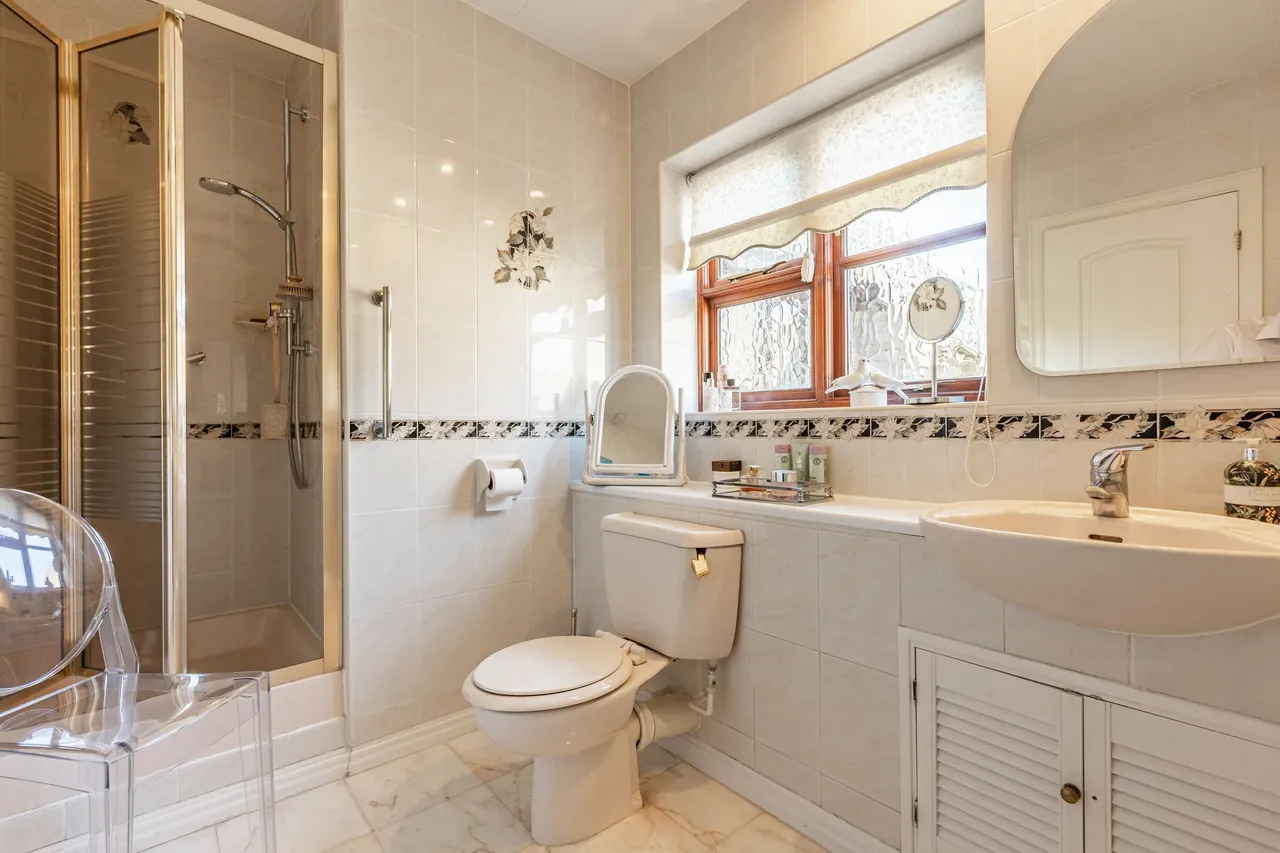 Three Bedroom Detached Bungalow with, photo 12