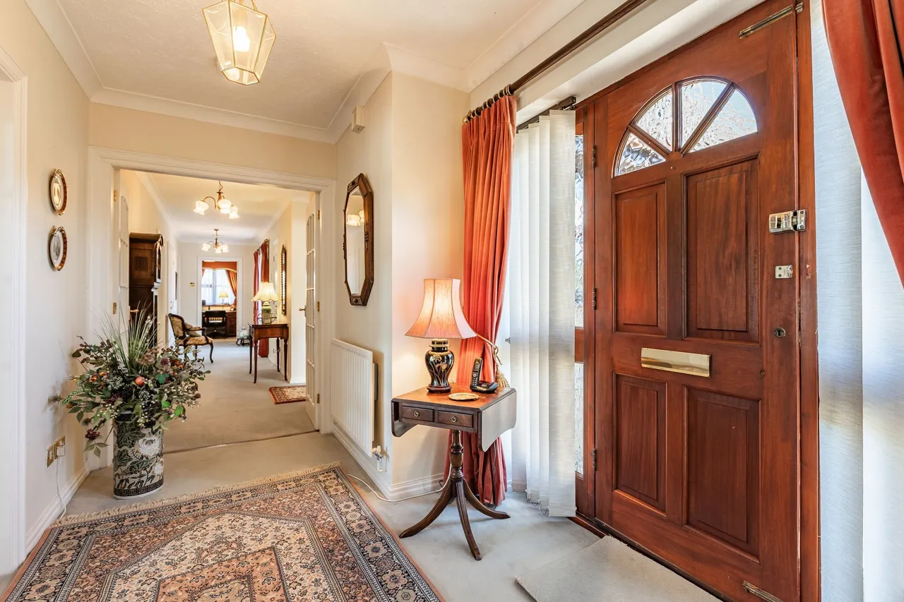 Three Bedroom Detached Bungalow with, photo 5