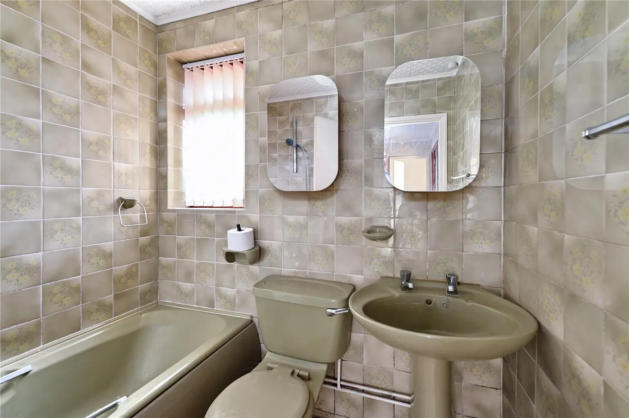 Wentworth Crescent, Ash Vale, Guildford, Surrey, GU12 5LQ, photo 8