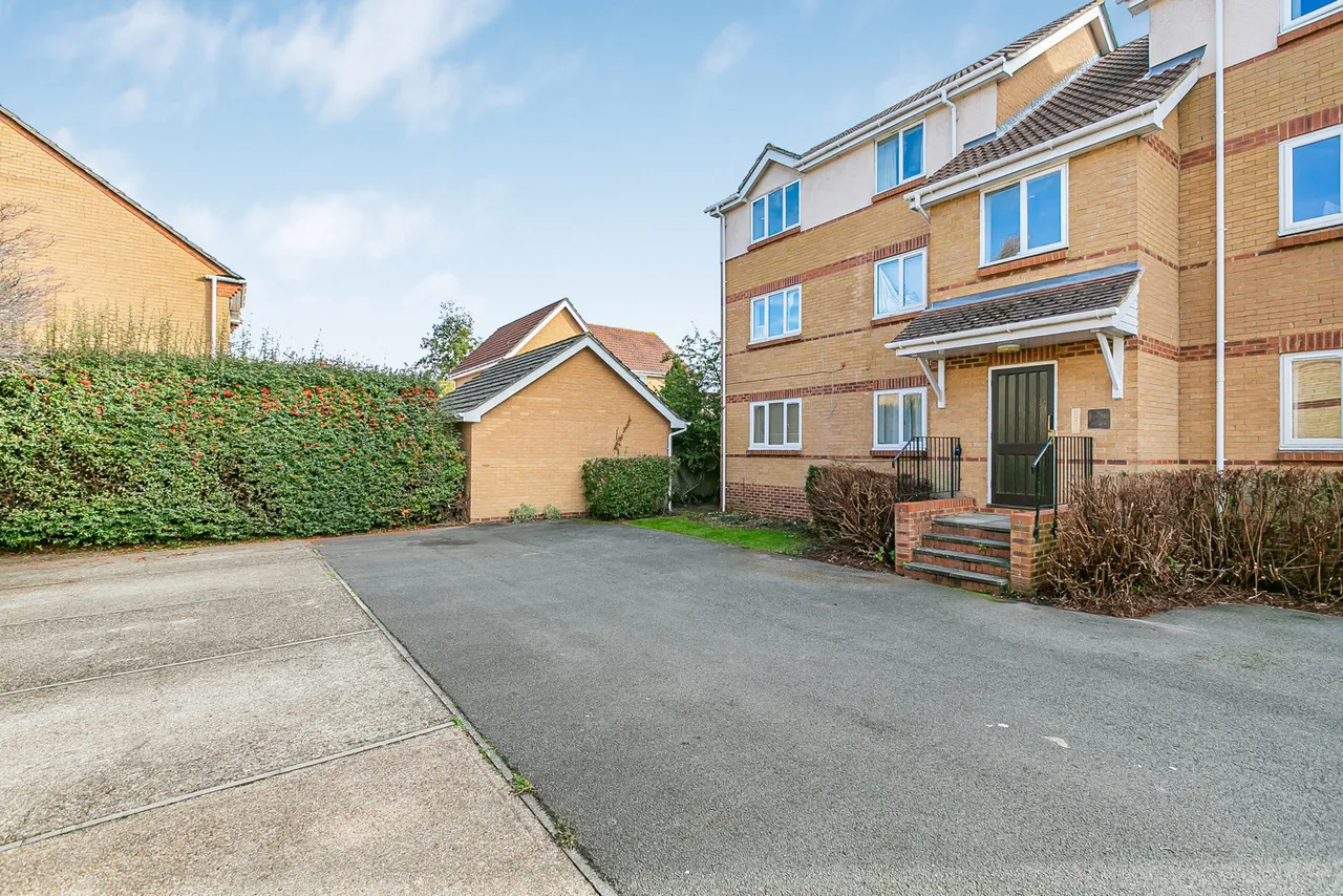 Mead Court, Egham, TW20, photo 13
