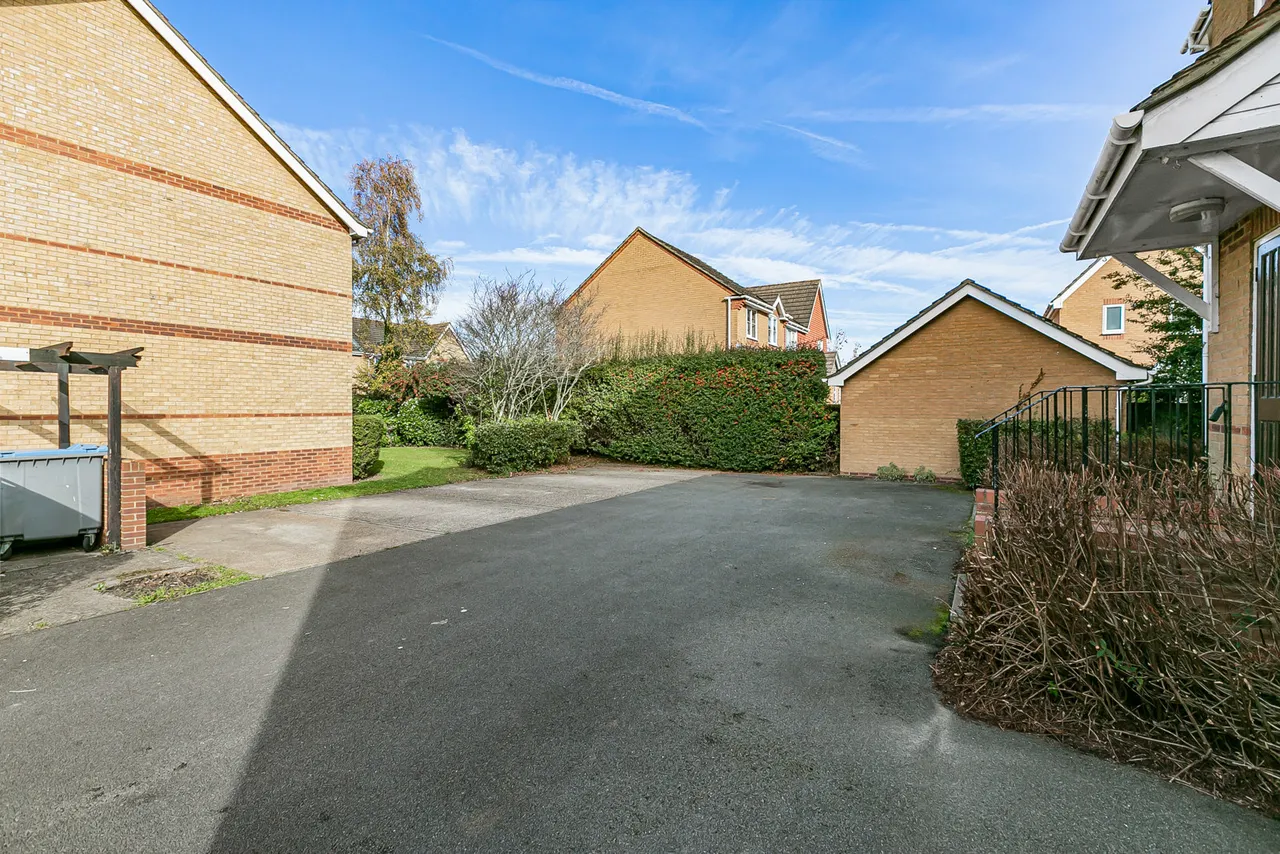 Mead Court, Egham, TW20, photo 12