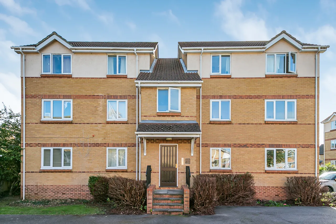 2 bed flat for sale, Mead Court, Egham, TW20