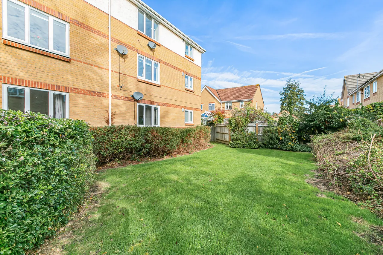 Mead Court, Egham, TW20, photo 11