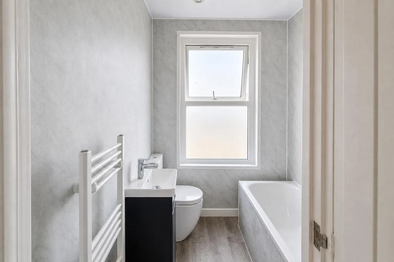 Devizes Road, Salisbury, SP2, photo 17