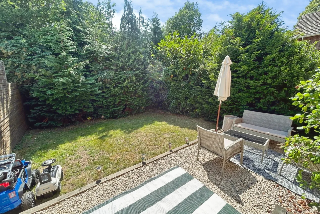 Hale Reeds, Farnham, Surrey, GU9 9BN, photo 5