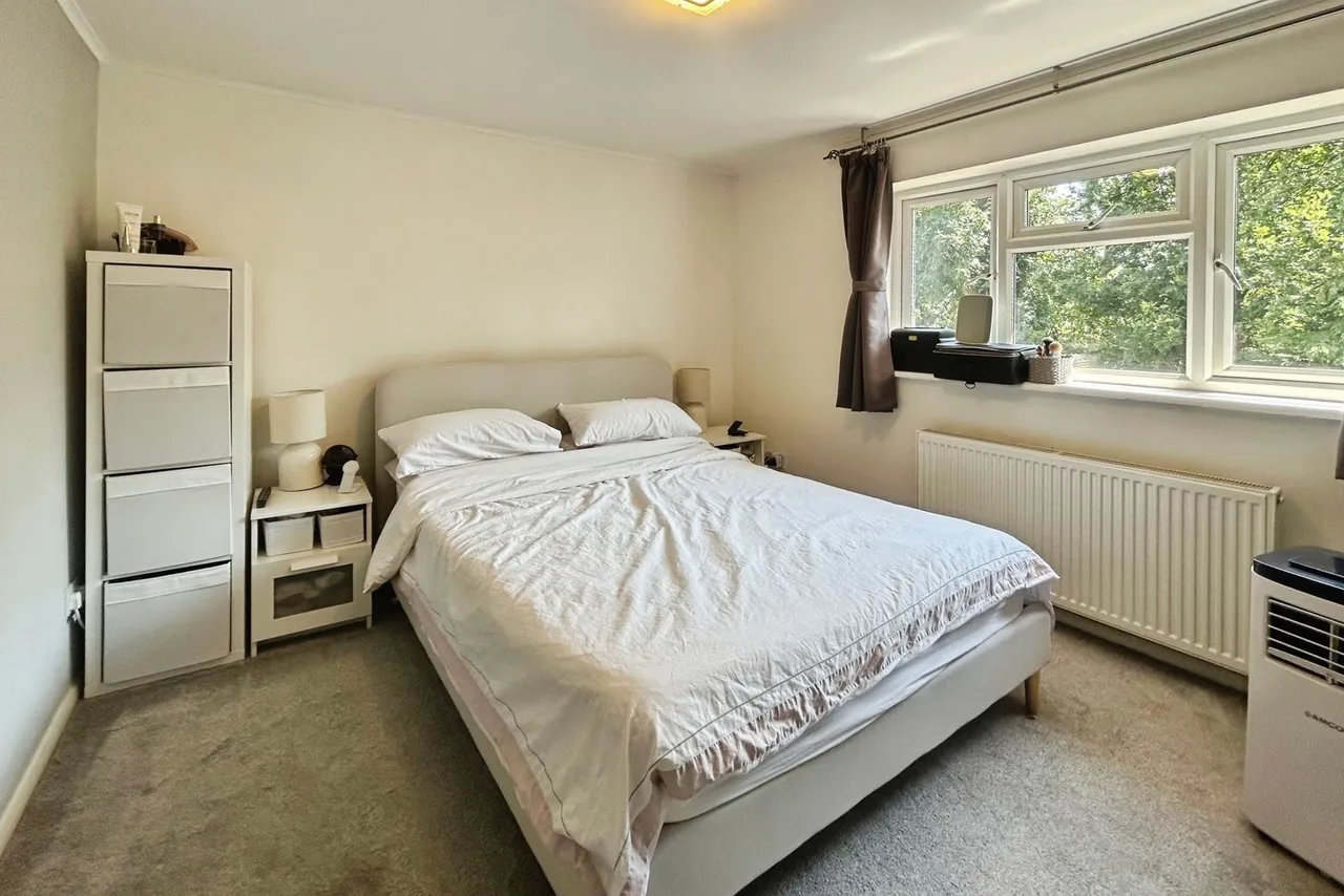 Hale Reeds, Farnham, Surrey, GU9 9BN, photo 6