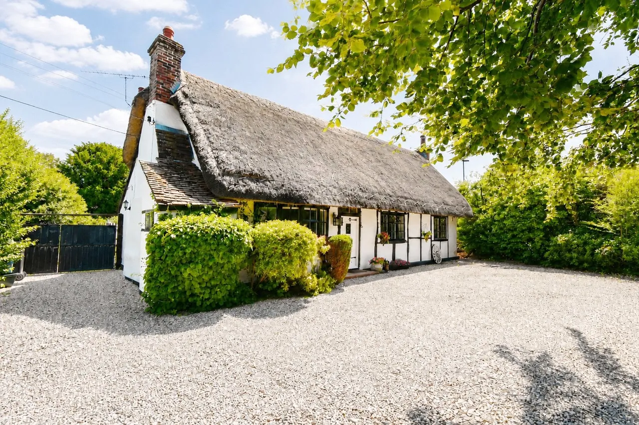 4 bed house for sale — London Road, Hook, Hampshire, RG27 9LE