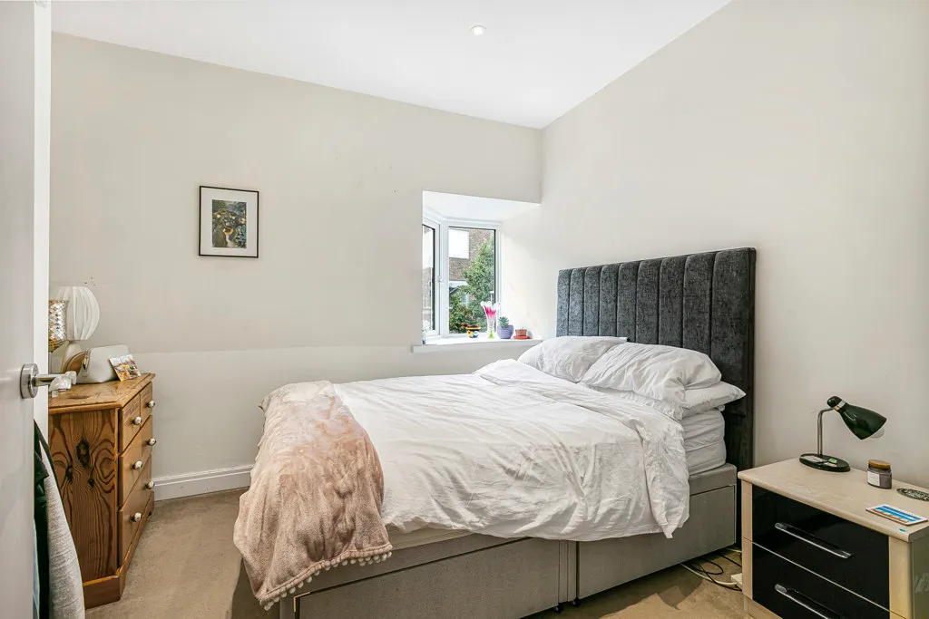 Station Approach, West Byfleet, KT14, photo 4