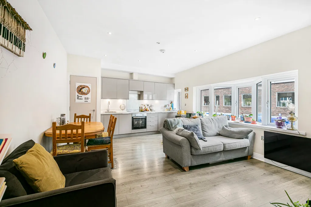 2 bed flat for sale, Station Approach, West Byfleet, KT14