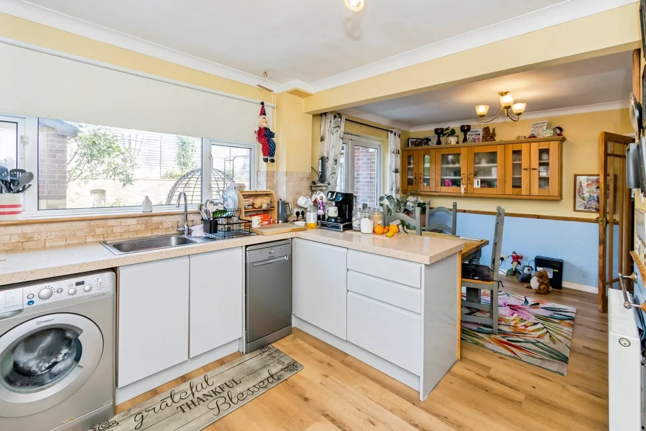 Frampton Close, Colden Common, SO21, photo 4