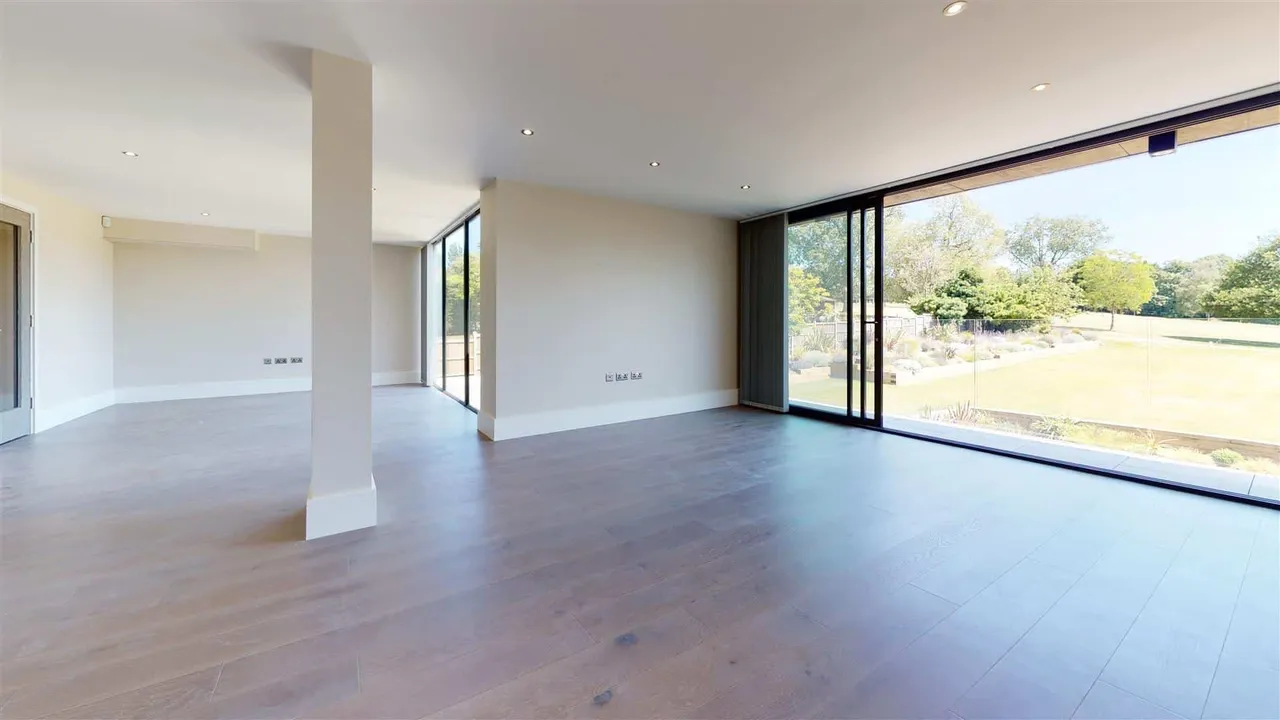 2 bed flat for sale — Westwood House, High Road, Chigwell