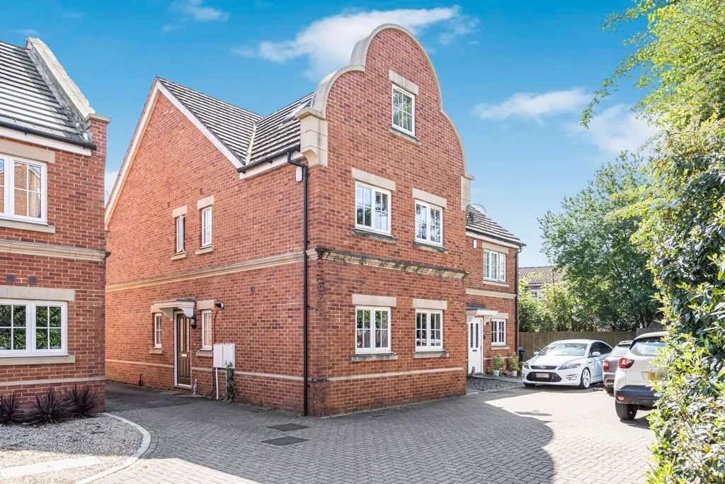 3 bed house for sale, Derisley Close, Byfleet, KT14