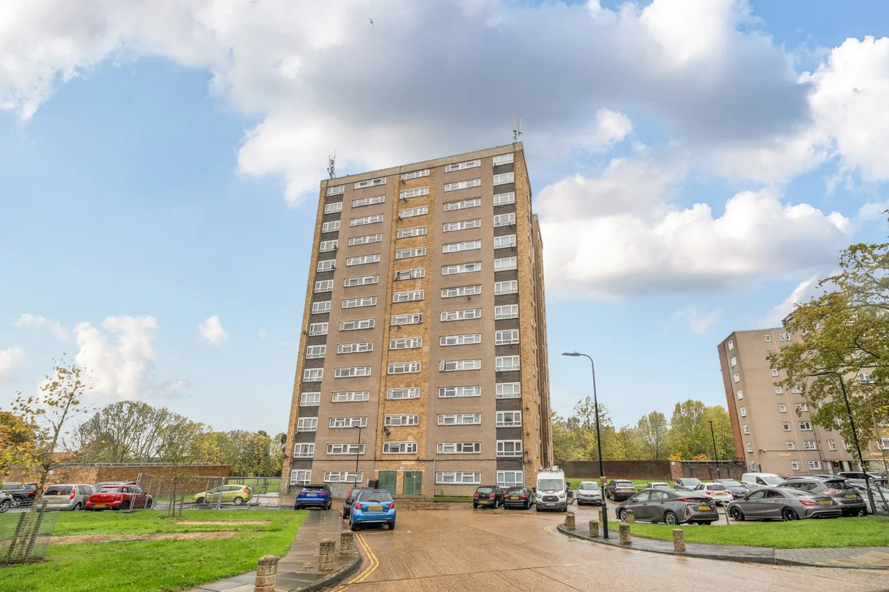2 bed flat for sale, Newmarket Avenue, Northolt, UB5