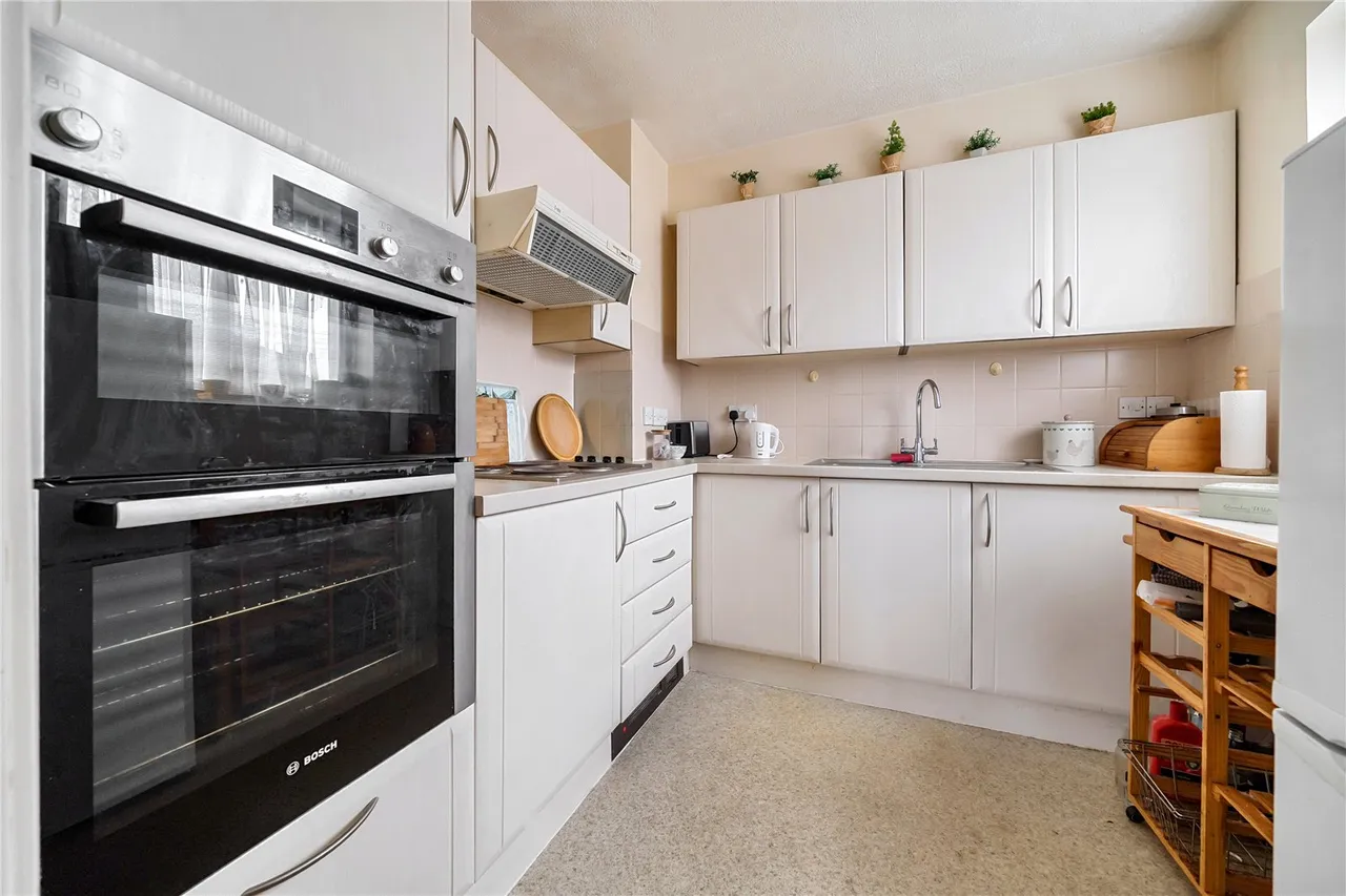 Hartford Court, Hartley Wintney, Hampshire, RG27 8PQ, photo 4