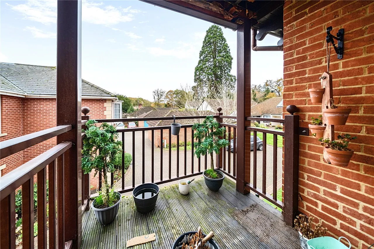 Hartford Court, Hartley Wintney, Hampshire, RG27 8PQ, photo 2