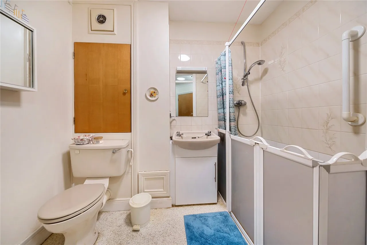 Hartford Court, Hartley Wintney, Hampshire, RG27 8PQ, photo 10
