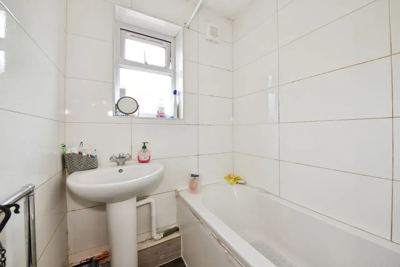 Montagu Road, London, N9, photo 15
